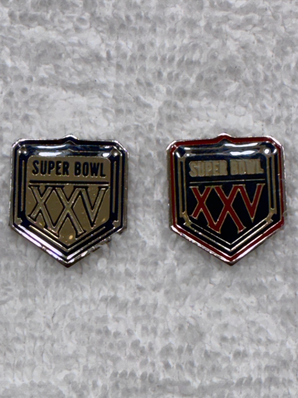 Vintage Super Bowl XXV (Giants vs. Bills) Shield Commemorative Hat/Lapel Pin Set
